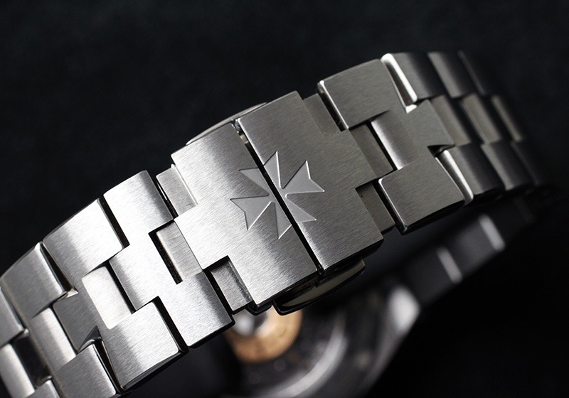 ヴァシュロンコンスタンタン- レディース オーヴァーシーズ スモールモデル ベゼルダイヤ | VACHERON CONSTANTIN | 2305V/100A-B170 | SS ブルー文字盤 自動巻き ブレスレット | 中古 |