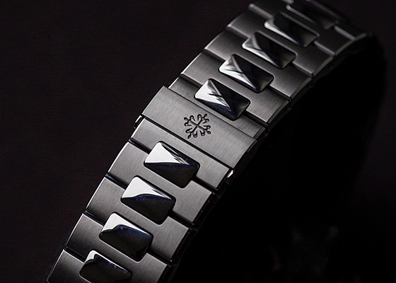 パテックフィリップ - ノーチラス トラベルタイム クロノグラフ | PATEK PHILIPPE | 5990/1A-001 | SS 黒文字盤 自動巻き ブレスレット | 中古 |