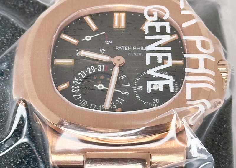 パテックフィリップ - ノーチラス プチコンプリケーション | PATEK PHILIPPE | 5712R-001 | RG ブラウン文字盤 自動巻き レザー | 中古