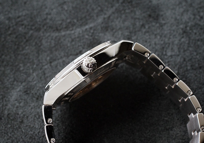 ヴァシュロンコンスタンタン- レディース オーヴァーシーズ スモールモデル ベゼルダイヤ | VACHERON CONSTANTIN | 2305V/100A-B170 | SS ブルー文字盤 自動巻き ブレスレット | 中古 |