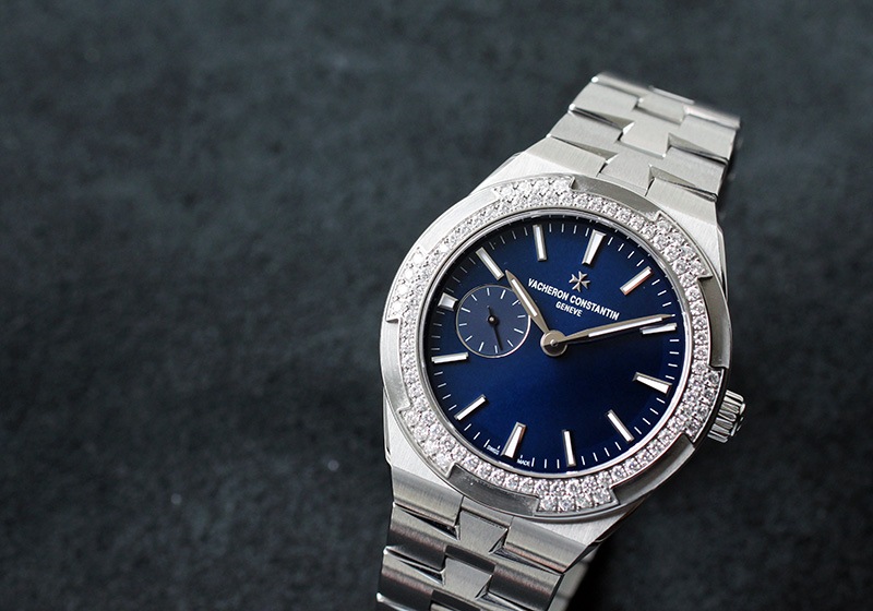 ヴァシュロンコンスタンタン- レディース オーヴァーシーズ スモールモデル ベゼルダイヤ | VACHERON CONSTANTIN | 2305V/100A-B170 | SS ブルー文字盤 自動巻き ブレスレット | 中古 |