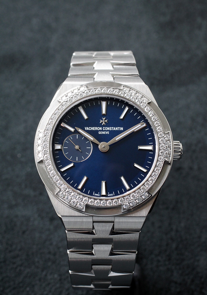 ヴァシュロンコンスタンタン- レディース オーヴァーシーズ スモールモデル ベゼルダイヤ | VACHERON CONSTANTIN | 2305V/100A-B170 | SS ブルー文字盤 自動巻き ブレスレット | 中古 |