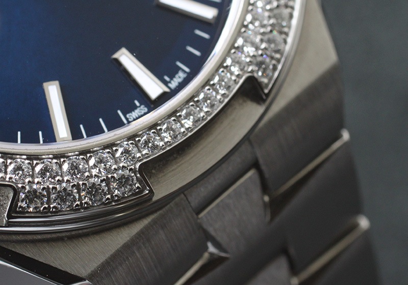 ヴァシュロンコンスタンタン- レディース オーヴァーシーズ スモールモデル ベゼルダイヤ | VACHERON CONSTANTIN | 2305V/100A-B170 | SS ブルー文字盤 自動巻き ブレスレット | 中古 |